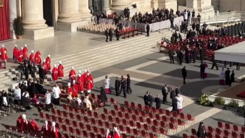 UN MARE DI PERSONE AI FUNERALI DEL PASTORE FRANCESCO