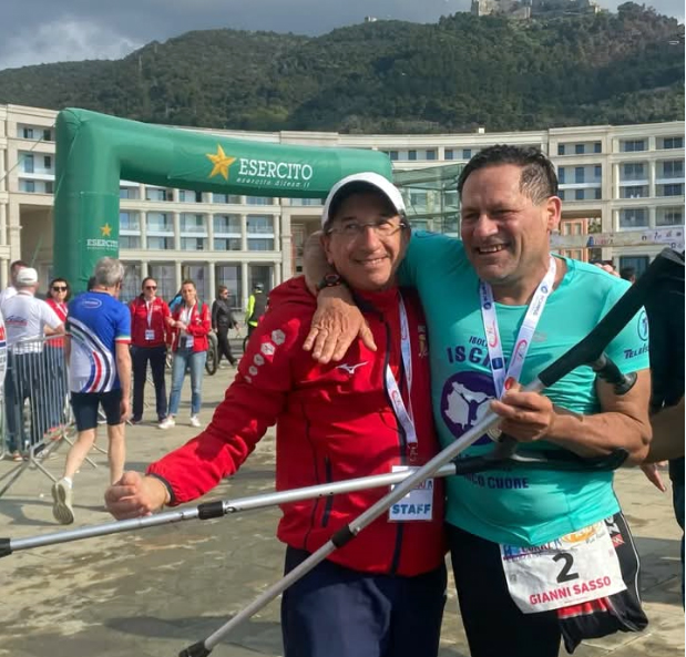 GIANNI SASSO STABILISCE UN NUOVO RECORD MONDIALE ALLA MARATONA DI SALERNO PERCORRENDO 10 KM IN STAMPELLE (video)