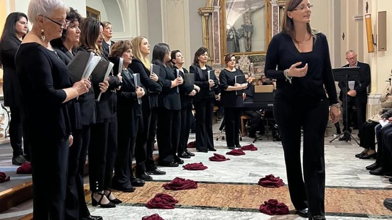 LACCO AMENO, A SANTA RESTITUTA CONCERTO MARIANO DELLA CORALE DI PROCIDA