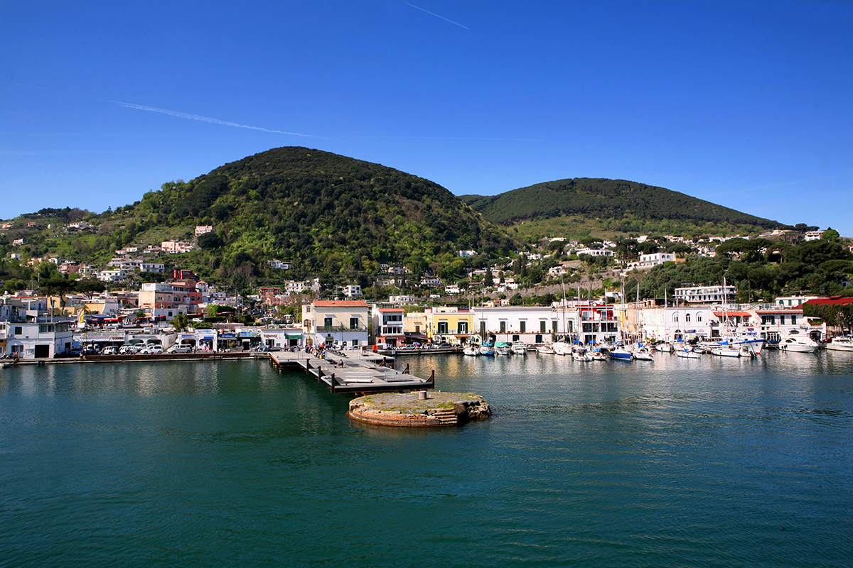 ISCHIA, DA 50 A 16 POSTI BARCA PER I RESIDENTI E TARIFFE ALLE STELLE! LA DENUNCIA DI LUCA SPIGNESE