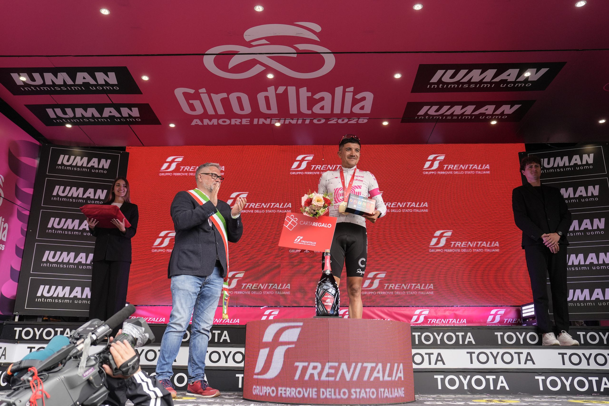 AL PRIMO GPM C’E’ CARAPAZ, DEL TORO, VINCE LA VOLATA DEI BIG