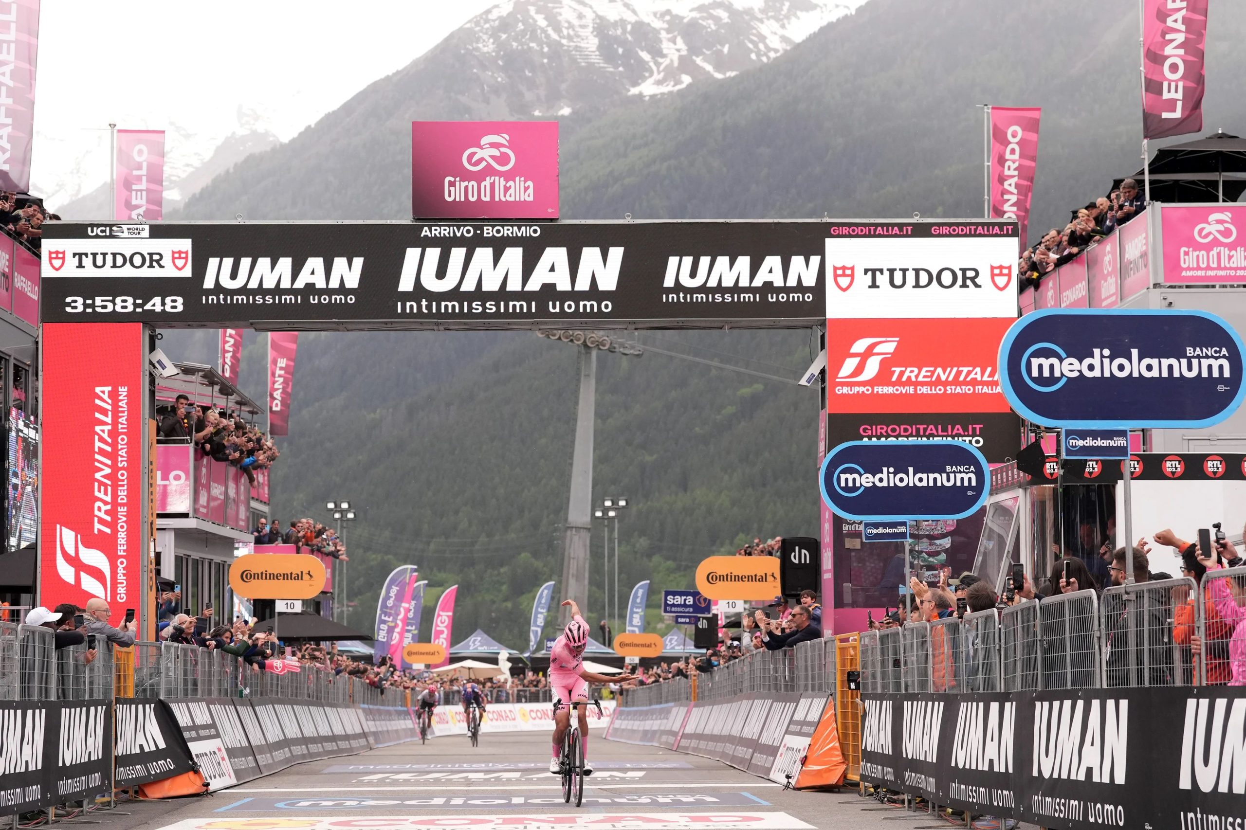LA MAGLIA ROSA ISAAC DEL TORO VINCE LA DICIASSETTESIMA TAPPA DEL GIRO D’ITALIA
