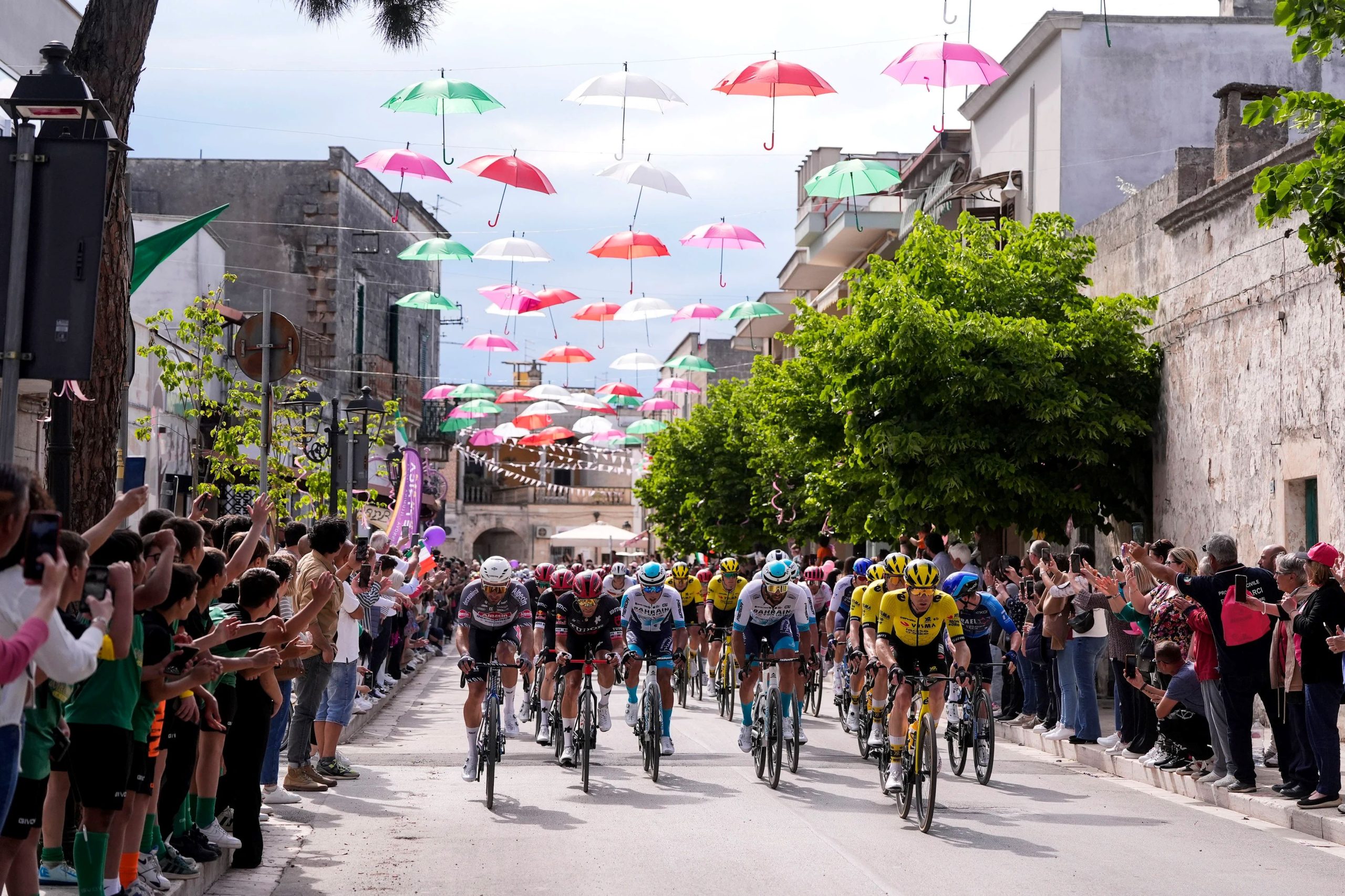 PAPA LEONE XIV SALUTERA’ I CORRIDORI DEL GIRO D’ITALIA A ROMA