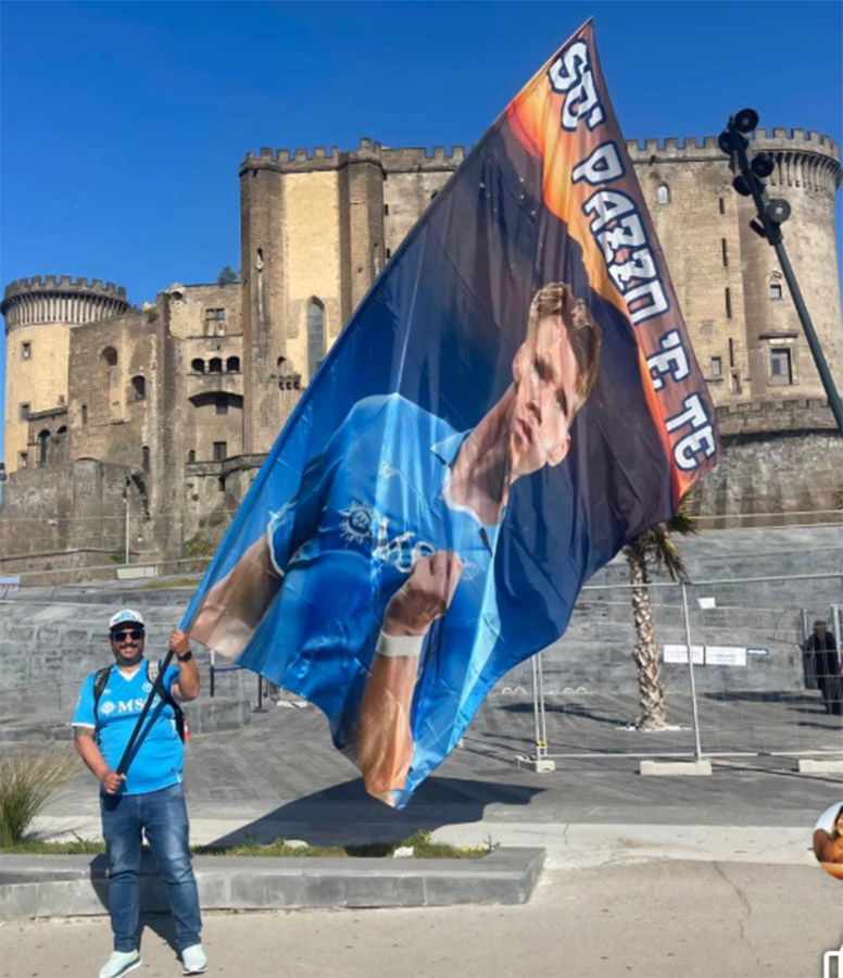 E’ DELL’ISCHITANO MICHELE PATALANO IL BANDIERONE DI MC TOMINAY SVENTOLATO SUL PULLMAN IN FESTA DEI GIOCATORI DEL NAPOLI