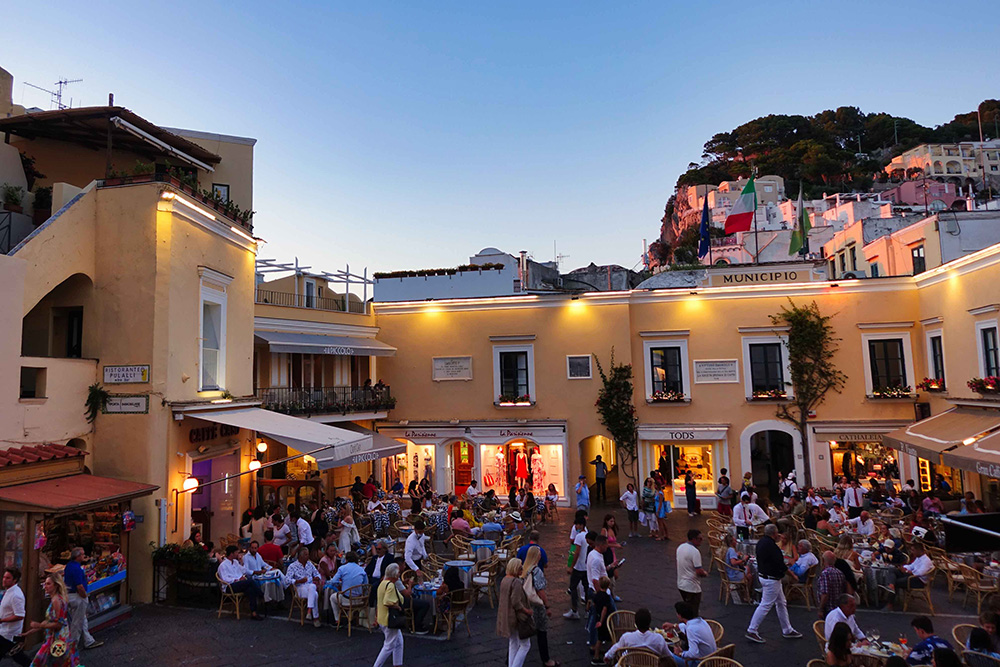 CAPRI: AGGREDISCE I POLIZIOTTI. TRATTO IN ARRESTO UN 31ENNE DALLA POLIZIA DI STATO