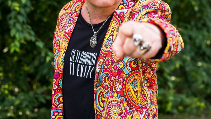 IL NUOVO SINGOLO DI JOHNSON RIGHEIRA: “CHI TROPPO LAVORA (NON FA L’AMORE)”