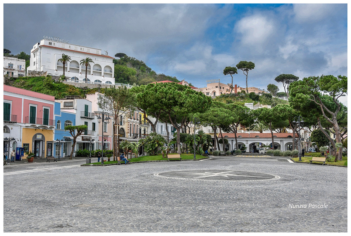 CASAMICCIOLA. ESTATE RICCA CON NEK, RICCHI E POVERI E GIGI FINIZIO A PIAZZA MARINA. MA…