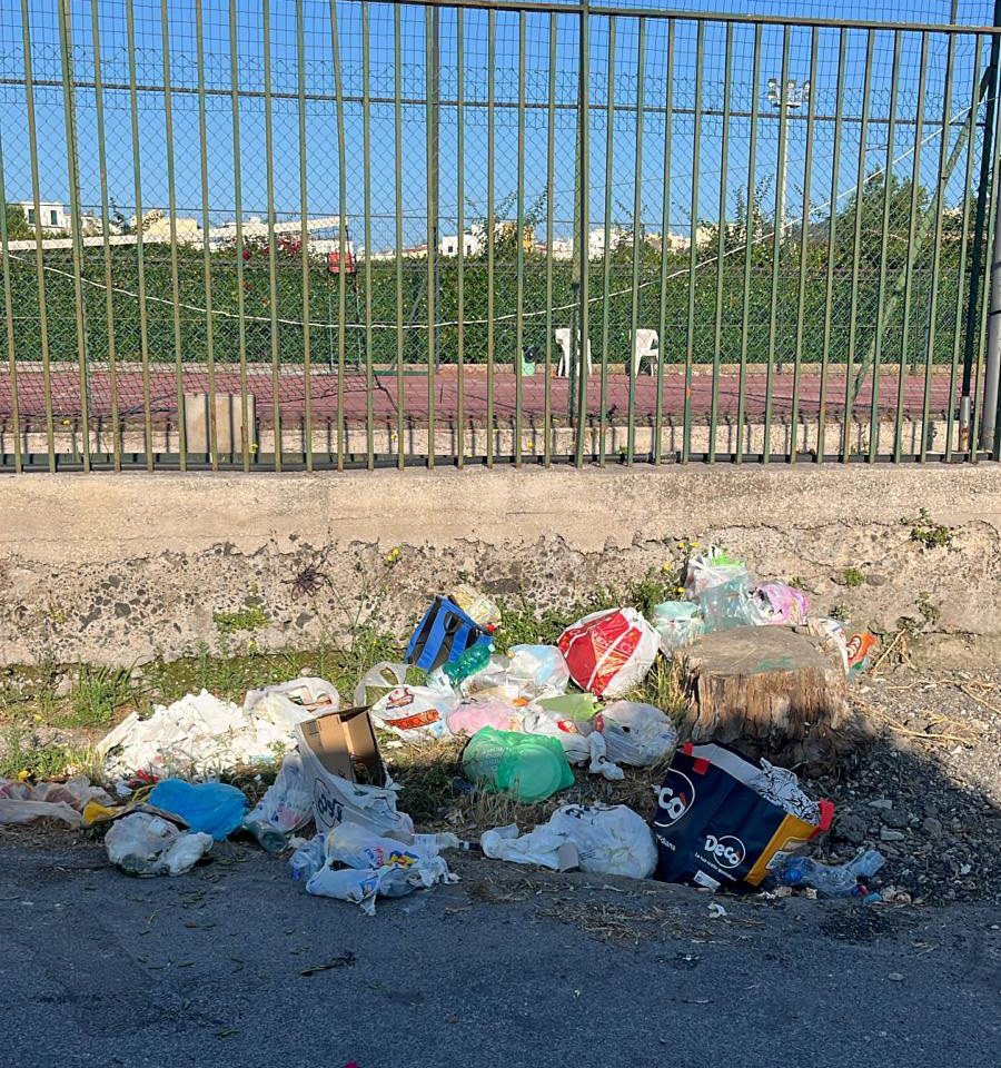 VIA PIANO BARANO. LA PUZZA DI SPAZZATURA È NAUSEABONDA, SINDACO GAUDIOSO COSA ASPETTA A METTERE DEI CASSONETTI? (video)