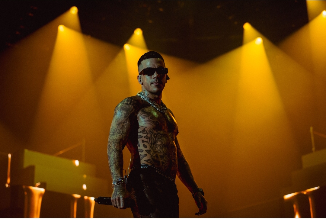 SFERA EBBASTA INAUGURA LA SUA ESTATE PER LA PRIMA VOLTA ALLO STADIO MARADONA