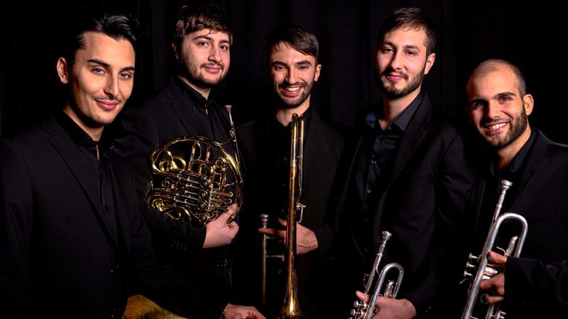 QUESTA SERA AL TEATRO GRECO DEI GIARDINI LA MORTELLA CONCERTO DI CHIUSURA CON I “BILLI BRASS ENSEMBLE”
