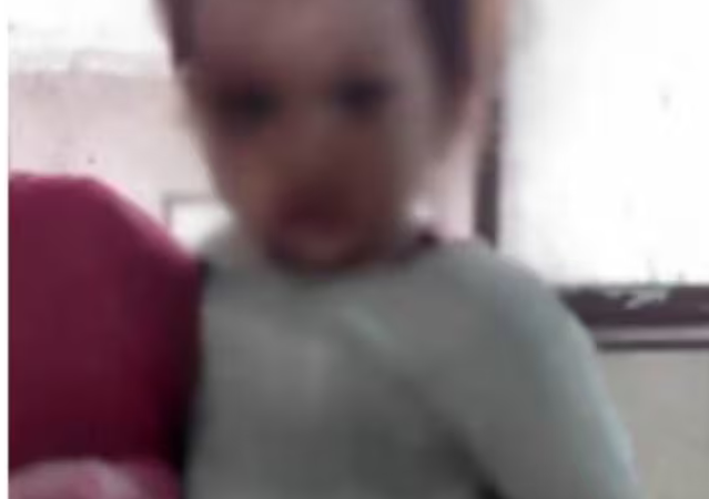 UN BAMBINO DI DUE ANNI “EROICO” MORDE LA TESTA DI UN COBRA E LO UCCIDE