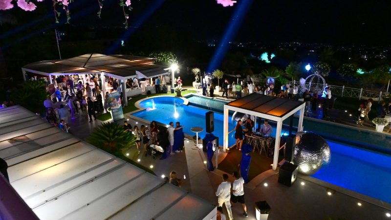 UN CUORE AZZURRO STELLATO IMMENSO PER “CENANDO SOTTO UN CIELO DIVERSO”: HA VINTO ANCORA LA SOLIDARIETÀ.