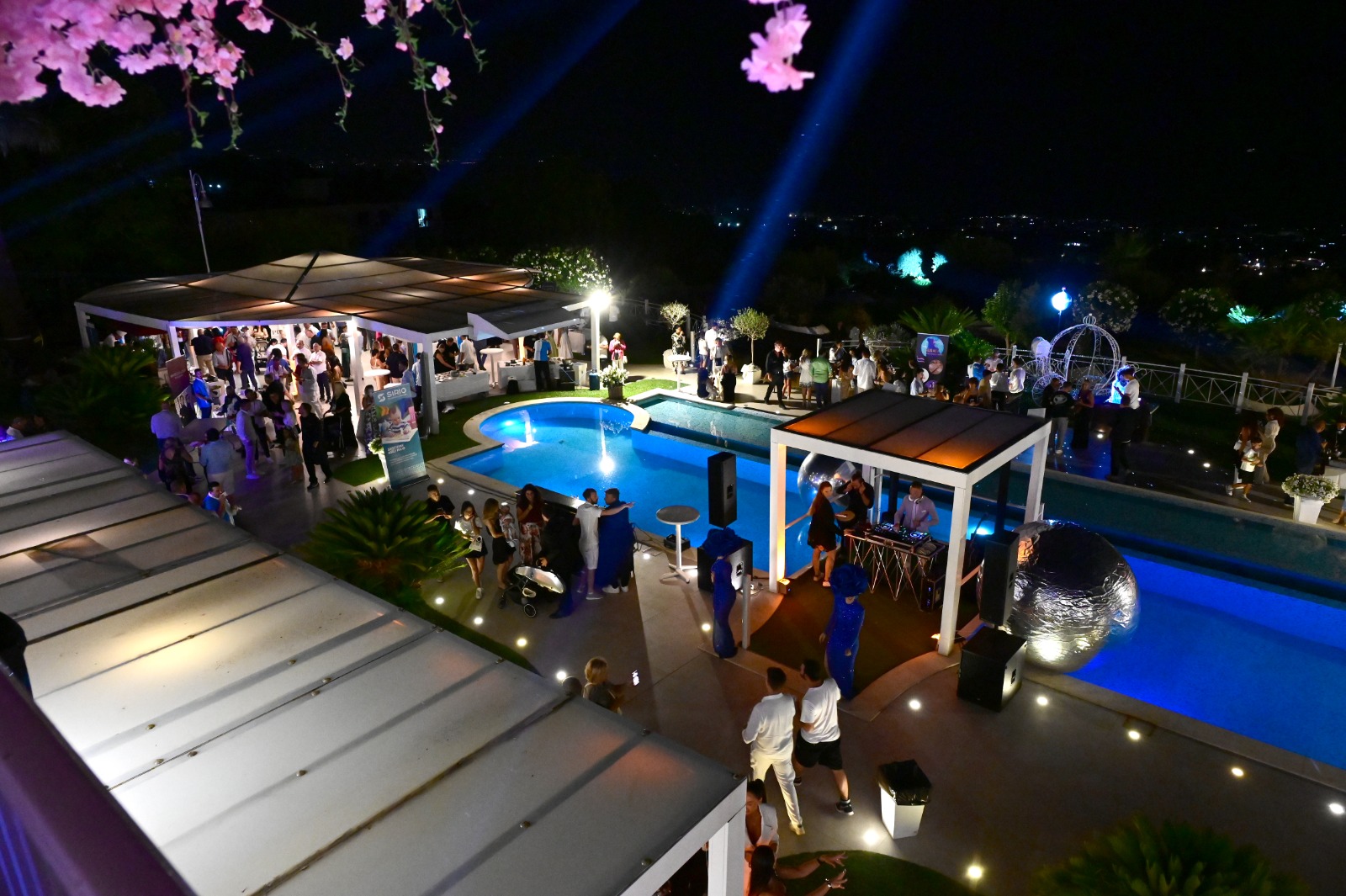 UN CUORE AZZURRO STELLATO IMMENSO PER “CENANDO SOTTO UN CIELO DIVERSO”: HA VINTO ANCORA LA SOLIDARIETÀ.