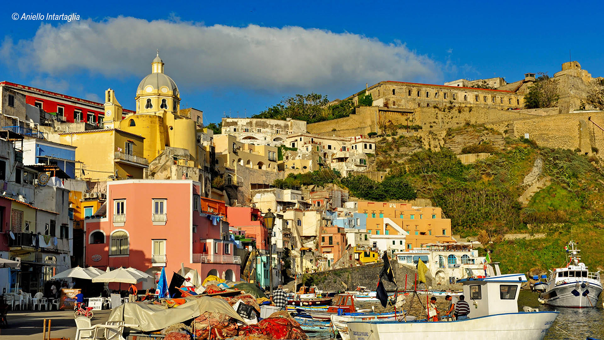 PROCIDA, TORNA LA SAGRA DEL MARE CON L’ELEZIONE DELLA GRAZIELLA ED I CONCERTI DI THE KOLORS E JOE BARBIERI