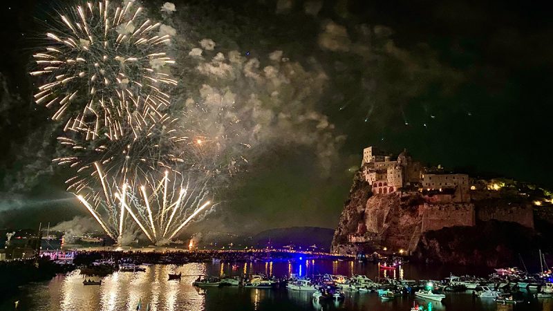 ISCHIA, INTRECCIO DI MEMORIA E IMMAGINAZIONE NELLA FESTA A MARE AGLI SCOGLI DI SANT’ANNA 2025