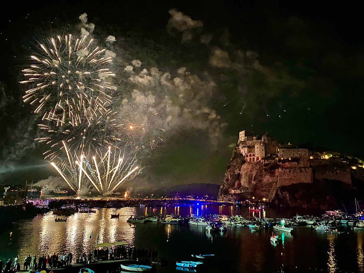 ISCHIA, INTRECCIO DI MEMORIA E IMMAGINAZIONE NELLA FESTA A MARE AGLI SCOGLI DI SANT’ANNA 2025