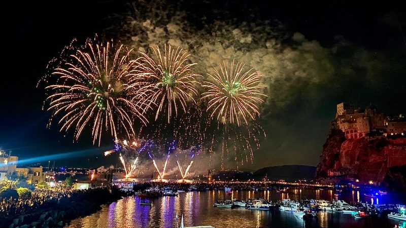 LA FESTA AGLI SCOGLI DI SANT’ANNA 2025 SCALDA I MOTORI: MARTEDÌ 22 LUGLIO LA CONFERENZA STAMPA DI PRESENTAZIONE