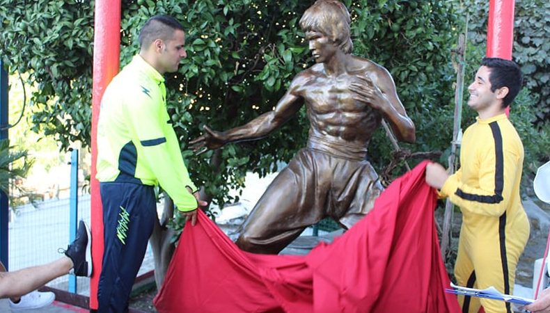 A 52 ANNI DALLA MORTE, L’IMMORTALITÀ DI BRUCE LEE RIVIVE ATTRAVERSO LE SUE STATUE CELEBRATIVE