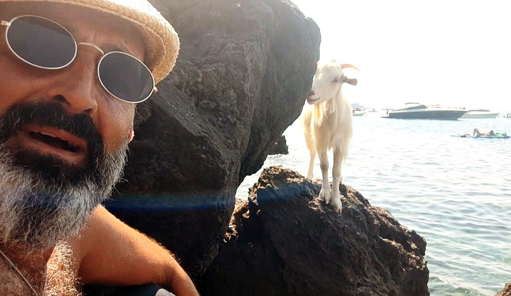 “LA CAPRETTA SOLITARIA E IL PESCATORE”, A ISCHIA LA STRAORDINARIA AMICIZIA TRA DOMENICO E CITARELLA