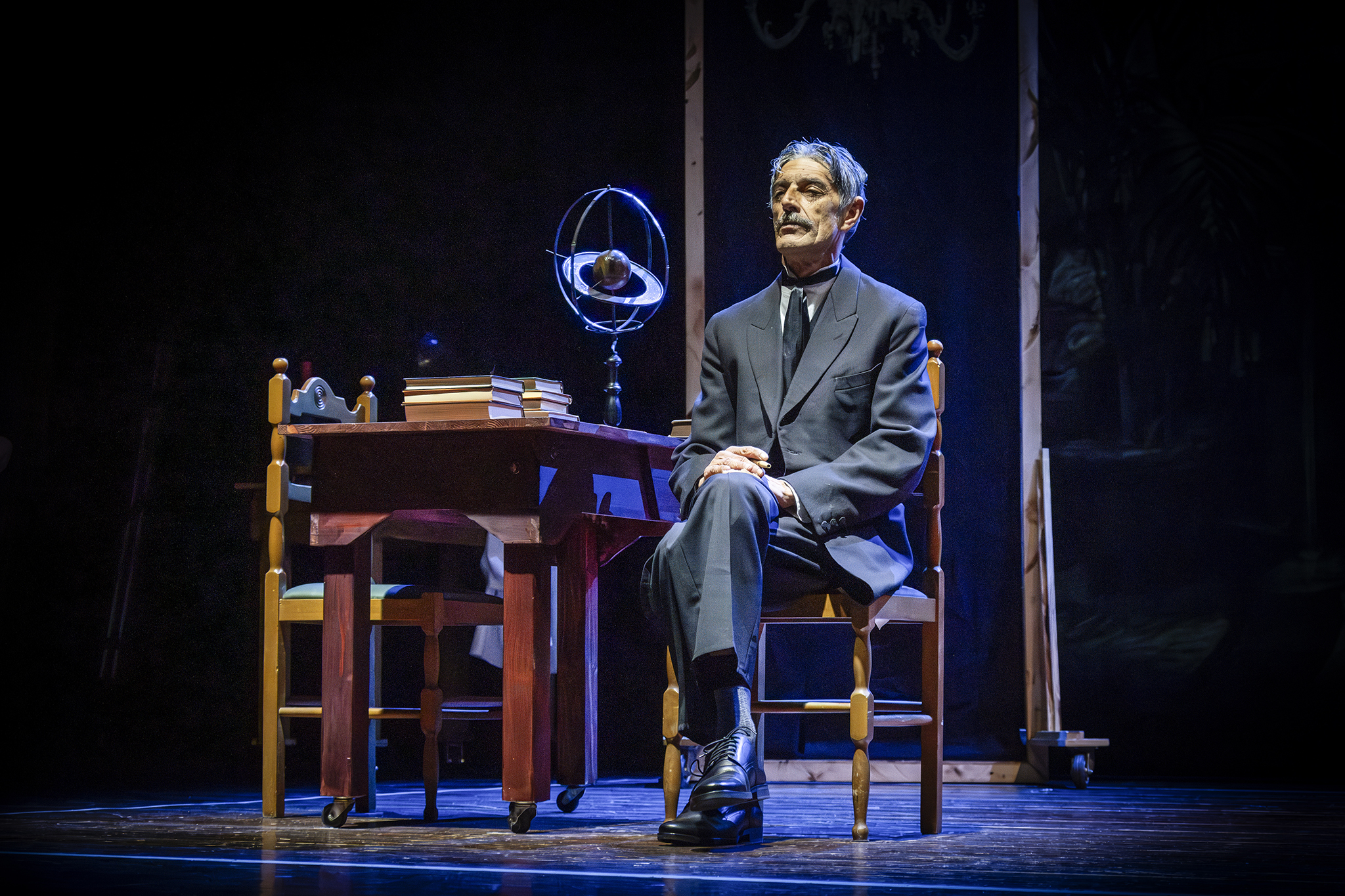 L’EDIPO DI DE FUSCO, L’HOTEL DALIDA DELLA DE STEFANO E IL GENIO DI TESLA IL 9 LUGLIO AL CAMPANIA TEATRO FESTIVAL.