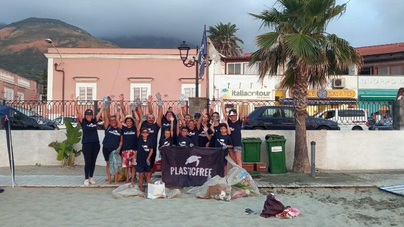 PLASTICFREE ALLA SPIAGGIA LIBERA DELLA CHIAIA PER DIRE STOP ALL’INQUINAMENTO