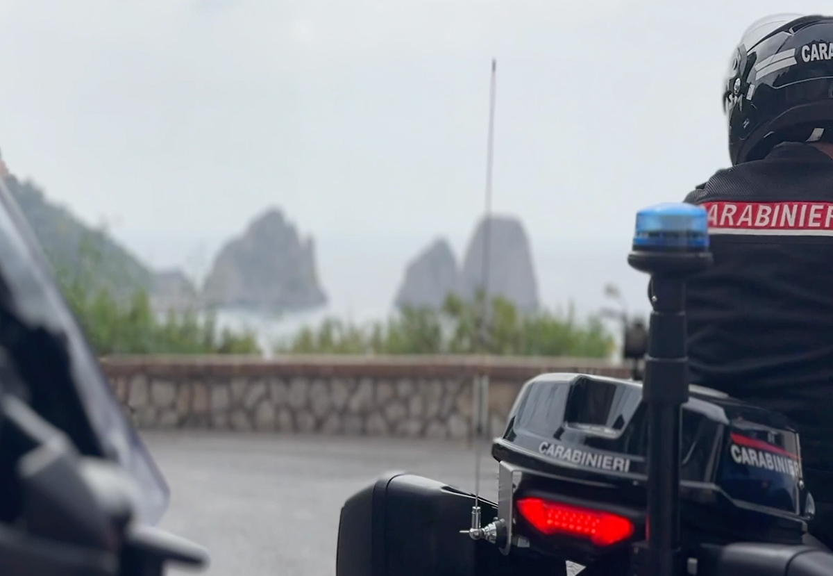 CAPRI: TURISTI RUBANO BRACCIALE, BECCATI DAI CARABINIERI PRIMA DI RIPARTIRE IN ALISCAFO