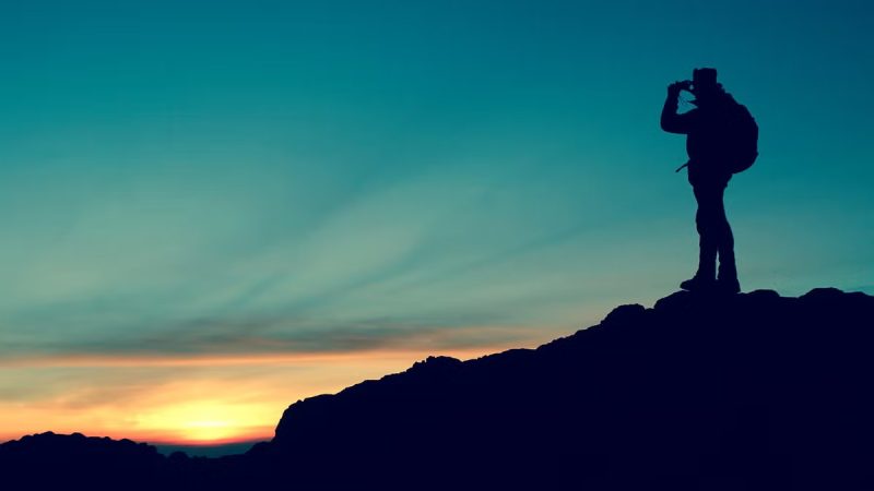 “MANTRA & CAPPUCCINI” (tra soia, avena e un “Om” urlato nel traffico)