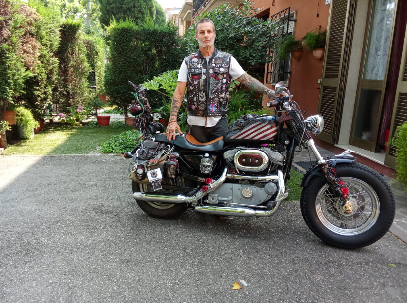 L’ARTISTA UFFICIALE DI HARLEY DAVIDSON CHE HA CONQUISTATO MILWAUKEE E NETFLIX A ISCHIA