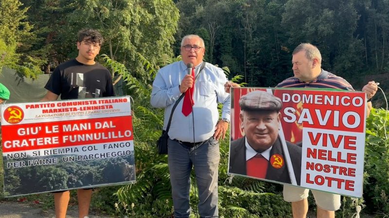 CASAMICCIOLA, RIUSCITA LA PROTESTA CONTRO LA DISTRUZIONE DEL FUNNULILLO: “GIÙ LE MANI DAL CRATERE” (video)
