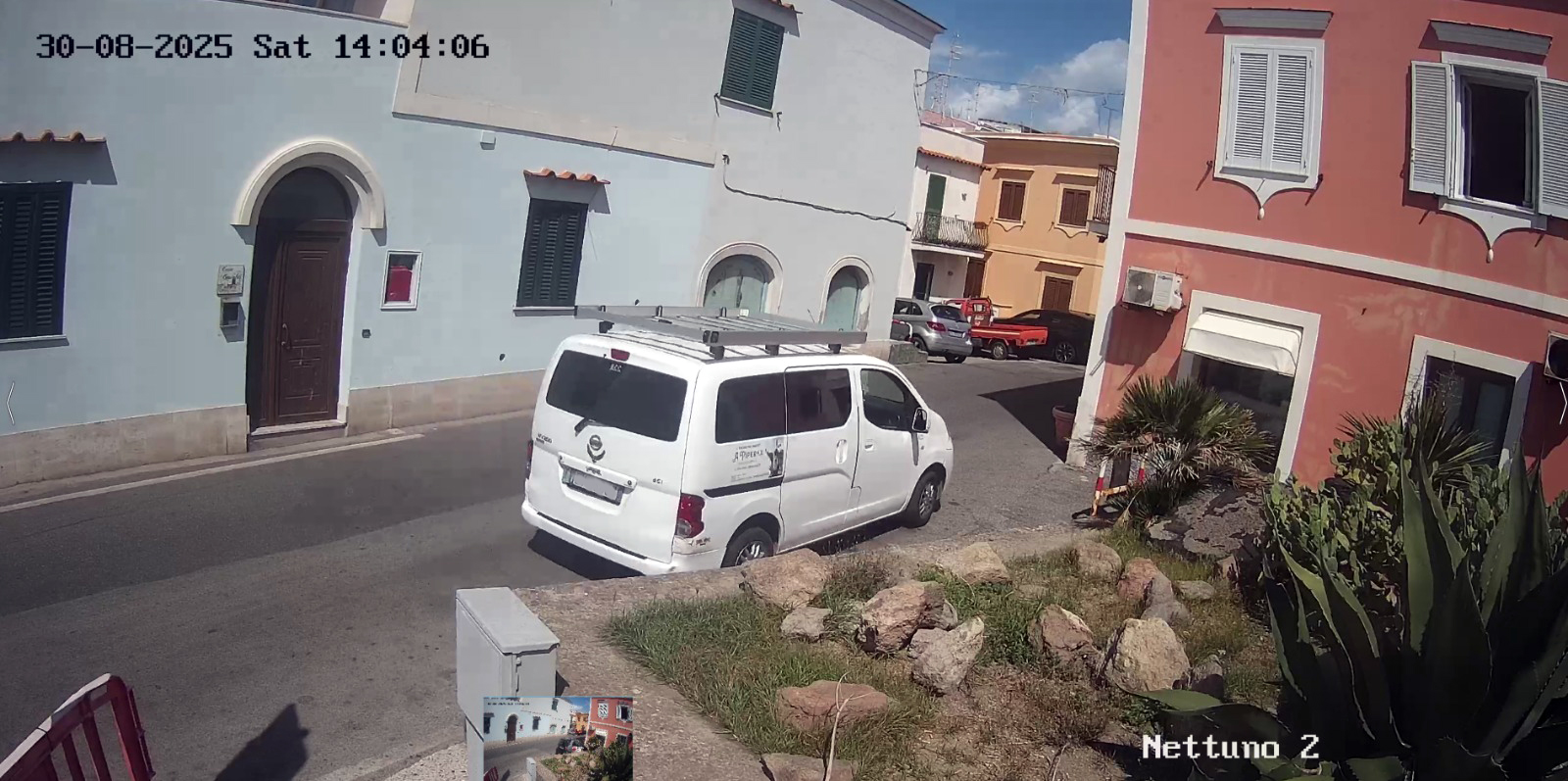 FORIO, TAXI AFFRONTA MALE LA CURVA E “INVESTE “LA ROTONDA ALL’INCROCIO DEL “NETTUNO”