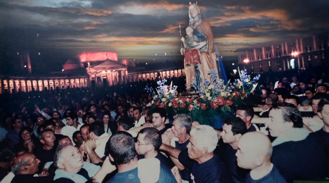 NAPOLI CELEBRA LA FESTA DI PIEDIGROTTA