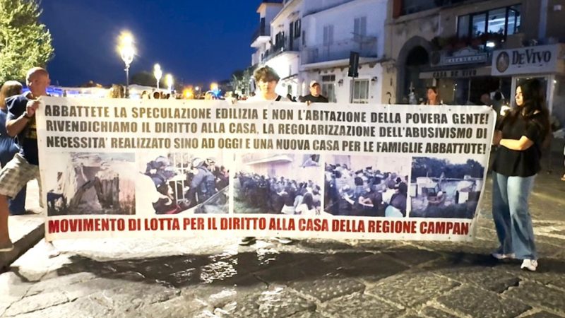 ABBATTIMENTI CASE, CENTINAIA DI MANIESTANTI INVADONO LACCO AMENO, SAVIO: “FERMARE QUESTA MATTANZA” (video)