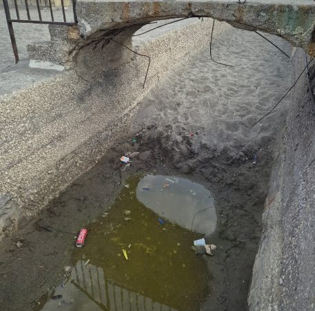 ISCHIA, GENNARO SAVIO DENUNCIA: “CANALONE OTTURATO DA SABBIA E ACQUA PUTRIDA E PONTE CON FERRI ARRUGGINITI PENZOLANTI, CHE VERGOGNA”