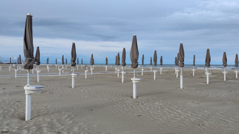 L’EFFETTO SPIAGGE VUOTE: PREVALE IL CARO OMBRELLONI