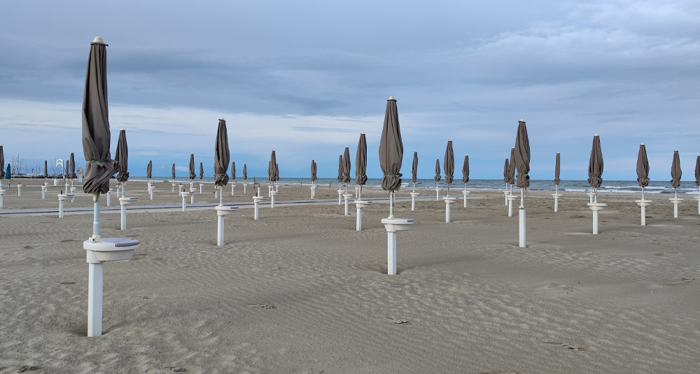 L’EFFETTO SPIAGGE VUOTE: PREVALE IL CARO OMBRELLONI
