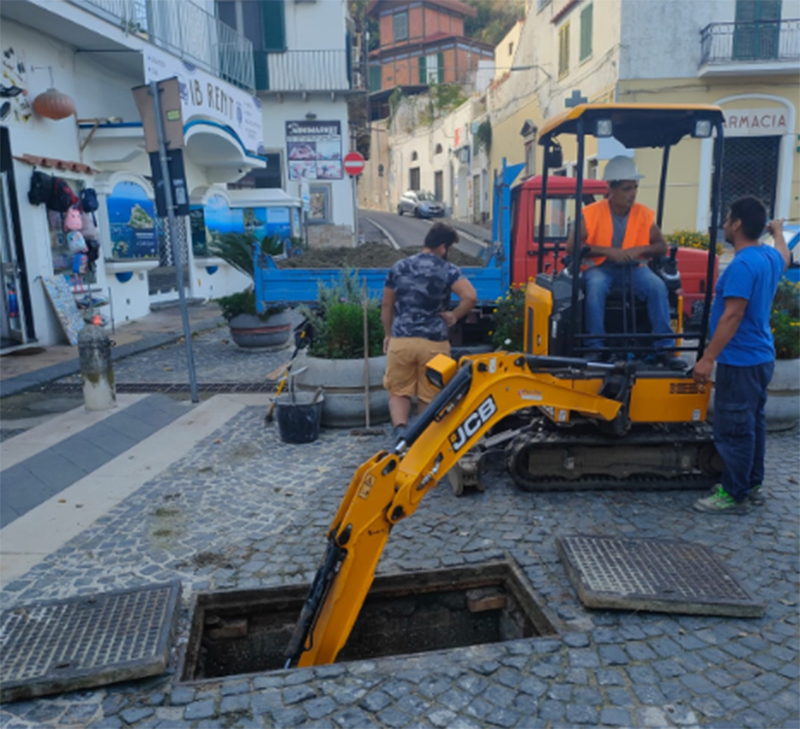 CASAMICCIOLA, L’EVI COMPLETA I LAVORI IN PIAZZA MARINA: RISOLTI I PROBLEMI FOGNARI