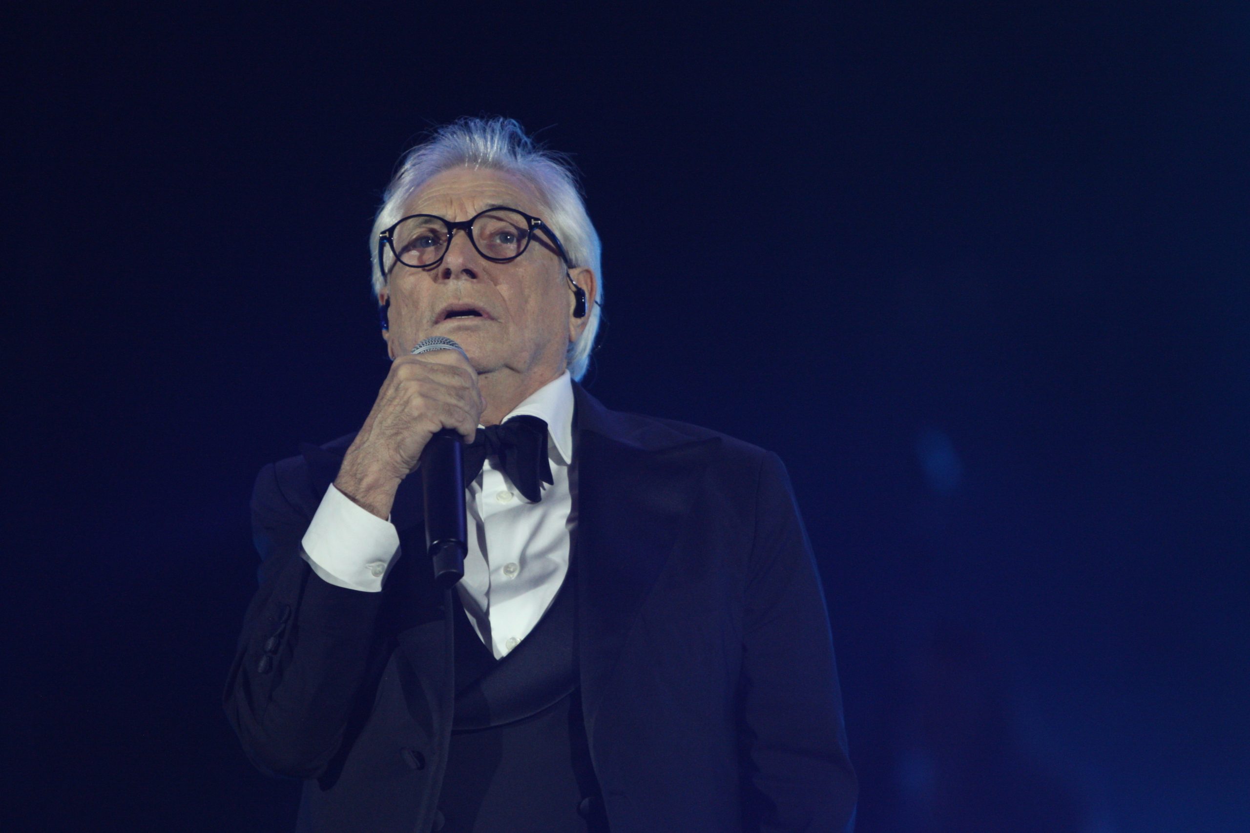 NINO D’ANGELO INFIAMMA PIAZZA DEL PLEBISCITO A SUON DI PROFONDE E DENSE EMOZIONI