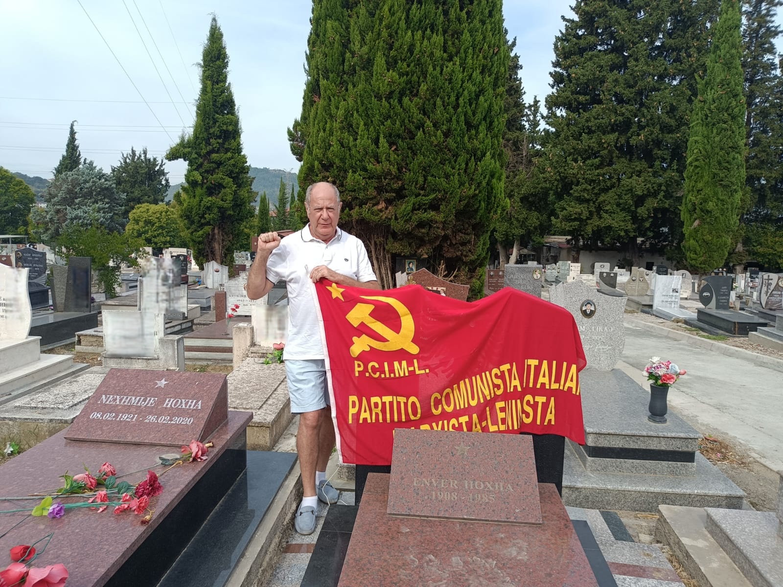 LA BANDIERA DEL PCIM-L SULLA TOMBA DI ENVER HOXHA, GIANCOTTI: “IN ALBANIA RICORDANDO DOMENICO SAVIO” (video)