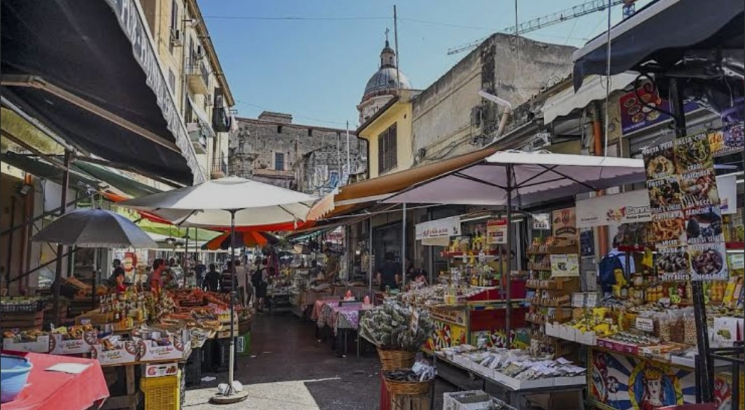 MERCATO SETTIMANALE, SOFFERENZE QUOTIDIANE (Tra i banchi dell’attaccamento e del rifiuto, si vendono sukha e duhkha al chilo)