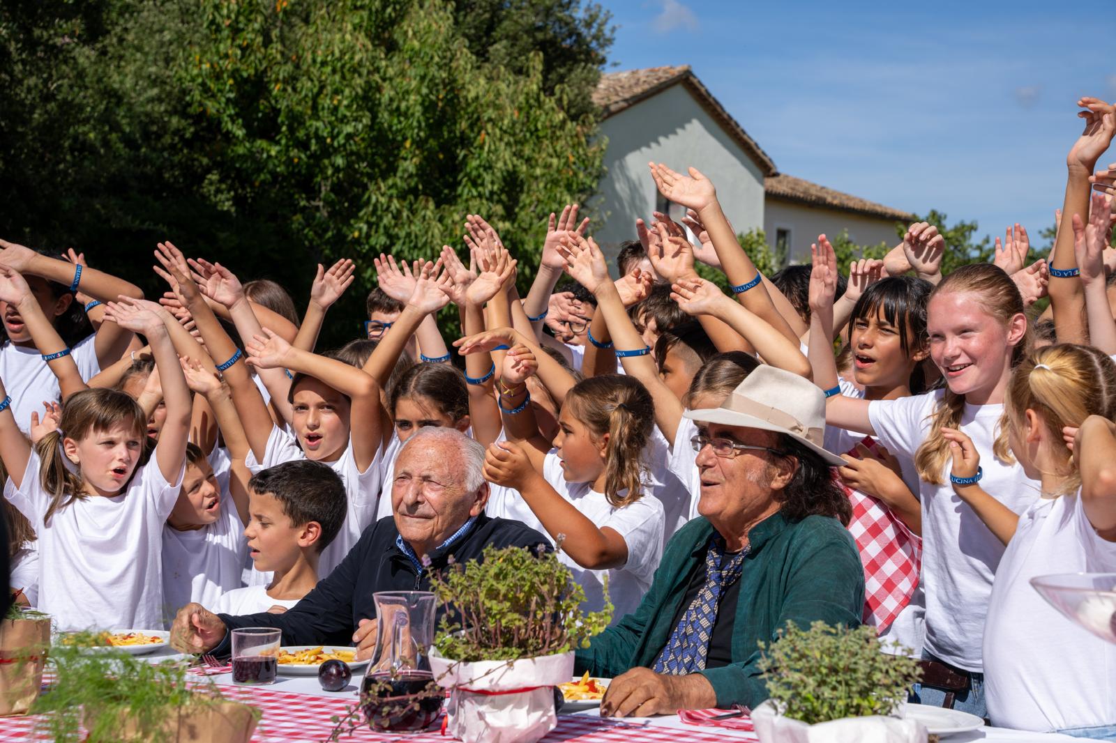 L’INNO “VAI ITALIA” DI MOGOL E AL BANO CON CINQUANTA BAMBINI DEL CORO DI CAIVANO E DELL’ANTONIANO