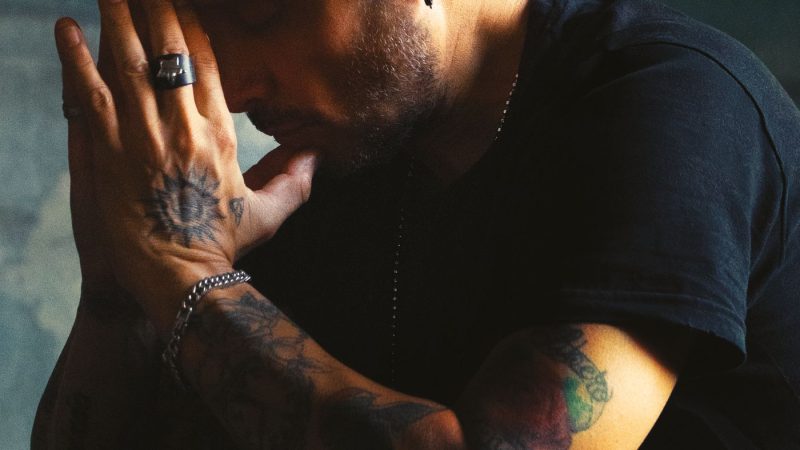 IL NUOVO BRANO DI FABRIZIO MORO “IN UN MONDO DI STRONZI”