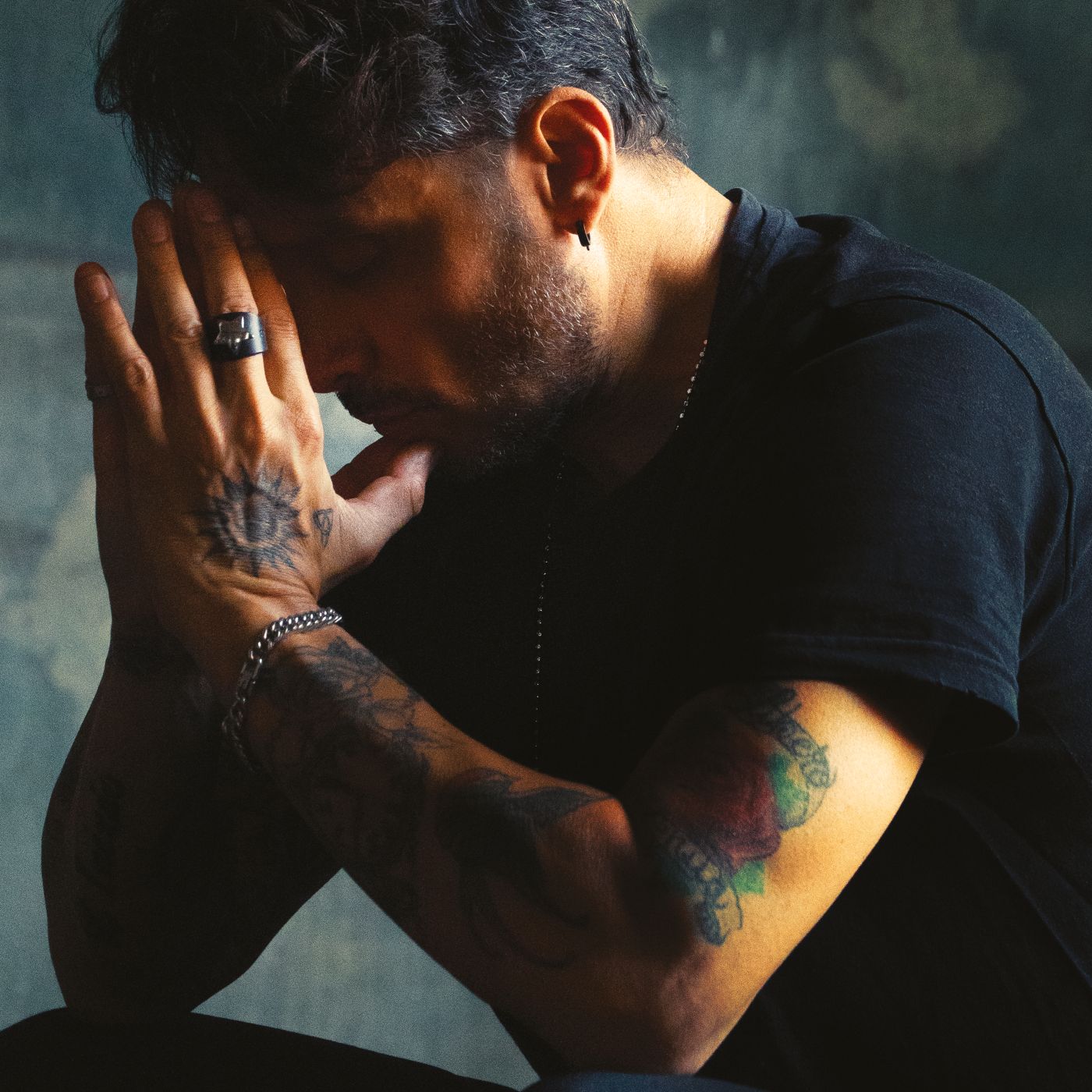IL NUOVO BRANO DI FABRIZIO MORO “IN UN MONDO DI STRONZI”