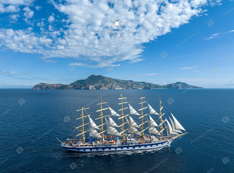 IMMAGINI ESCLUSIVE PER ISCHIA PRESS DELLA ROYAL CLIPPER CON DIETRO L’ISOLA D’ISCHIA DI ROBERTO SAVIO