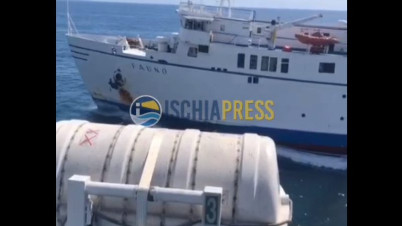 MANOVRA PERICOLOSA DEL TRAGHETTO CAREMAR FUORI CAPO MISENO (video)