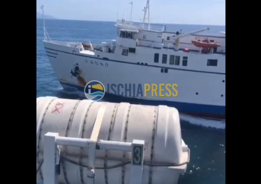 MANOVRA PERICOLOSA DEL TRAGHETTO CAREMAR FUORI CAPO MISENO (video)