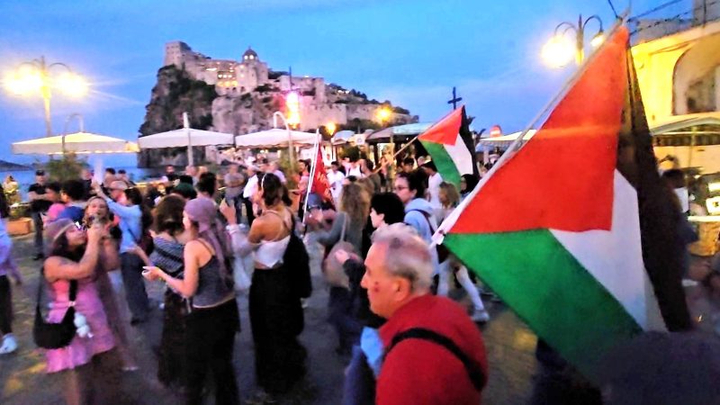 ISCHIA SOLIDARIZZA COL POPOLO PALESTINESE: OLTRE MILLE MANIFESTANTI INVADONO IL CENTRO STORICO