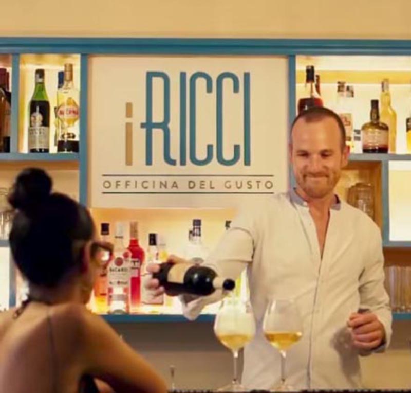 SUCCESSO TRAVOLGENTE A “I Ricci – Officina del Gusto”: LE SERATE DI MUSICA E SAPORI ISCHITANI CONTINUANO OGNI SABATO DI SETTEMBRE E OTTOBRE