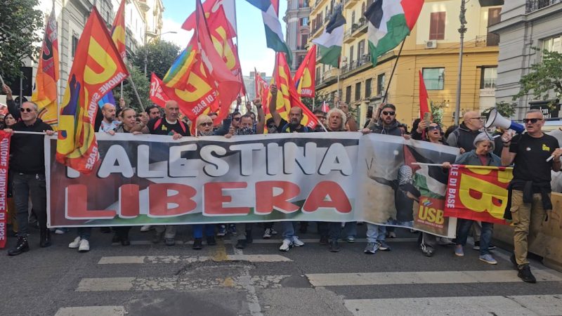 SCIOPERO GENERALE, A NAPOLI L’URLO DI DECINE DI MIGLIAIA DI MANIFESTANTI: “PALESTINA LIBERA” (video)