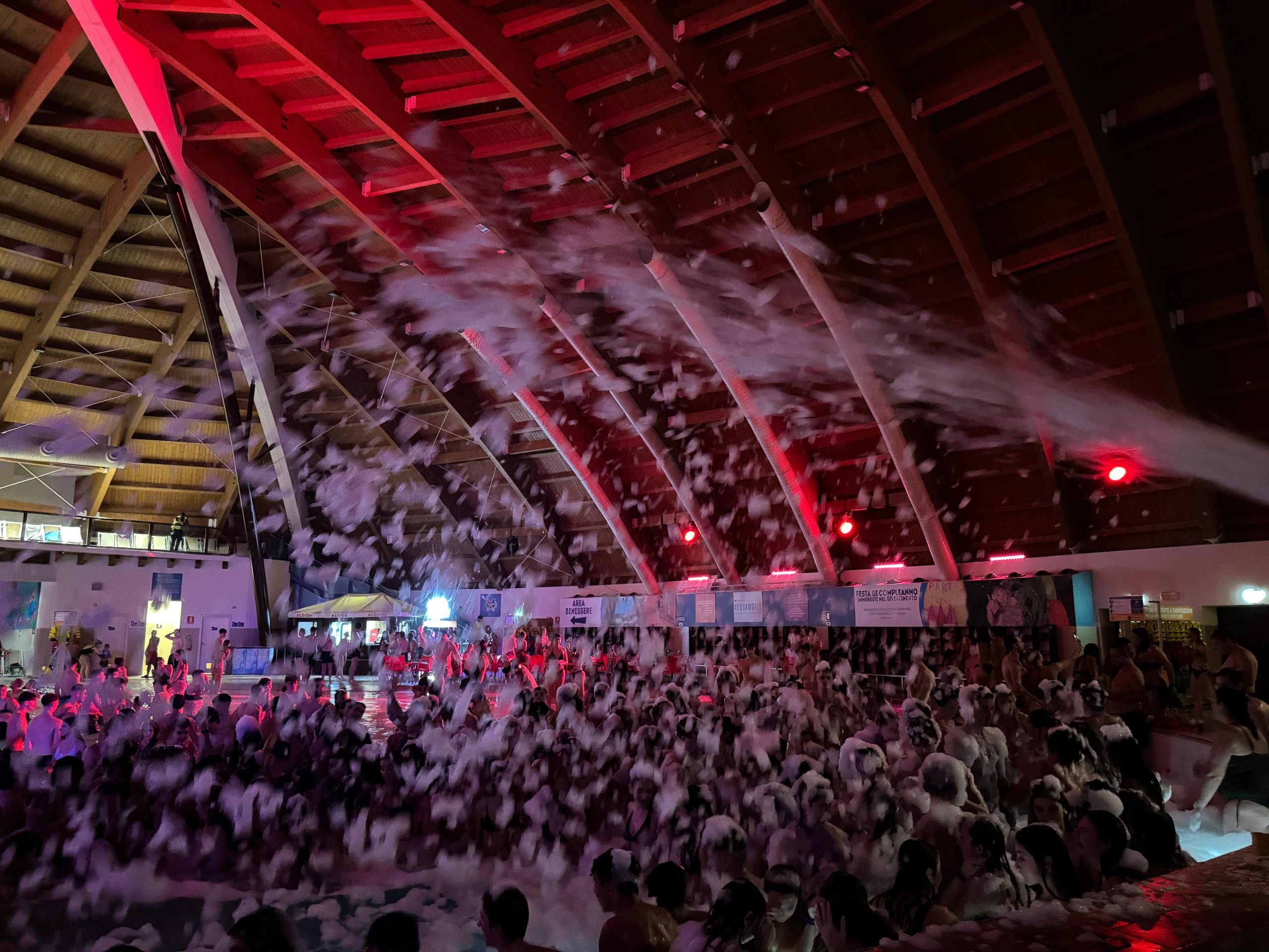 AD ACQUAWORLD IL MOMENTO PIÙ HORROR DELL’ANNO CON SCHIUMA PARTY NIGHT