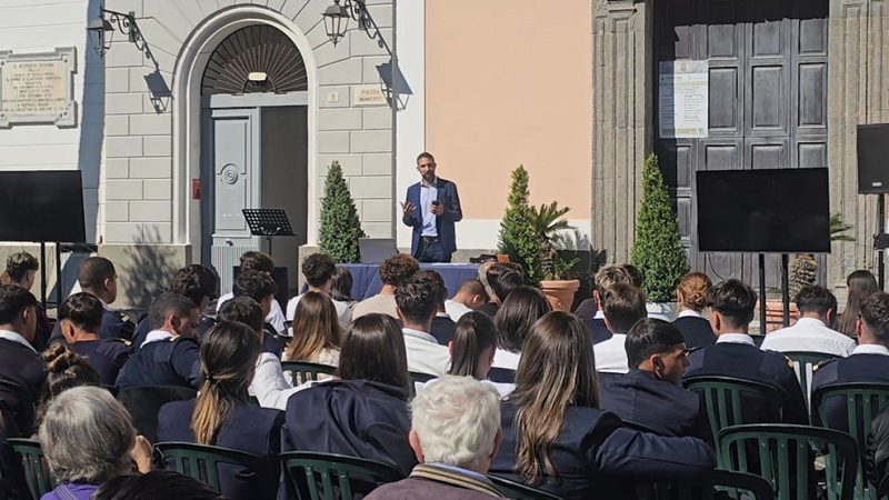 “IL SAPERE È DI TUTTI”, IN PIAZZA A FORIO L’UNIVERSITÀ MARCONI DI ROMA OMAGGIA I DIALETTI ISCHITANI (video)